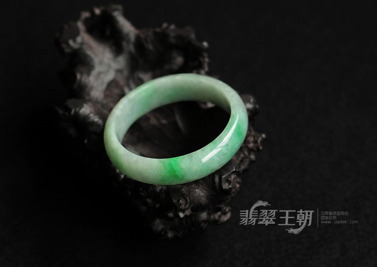 细糯种翠色缅甸翡翠手镯（55.34mm）