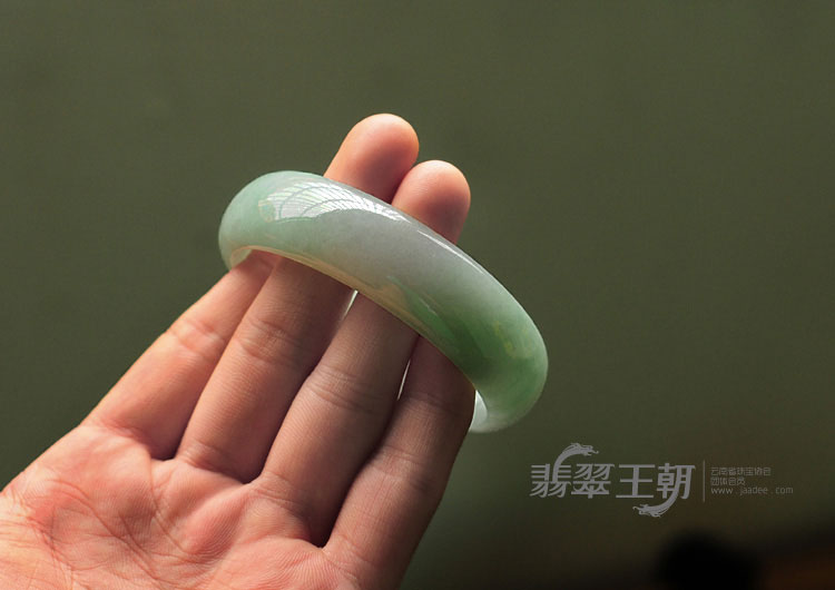 细糯种晴水缅甸翡翠手镯（55.31mm）