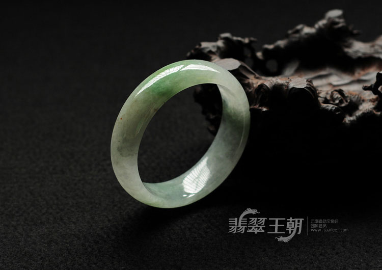糯冰种晴水缅甸翡翠手镯（57.96mm）