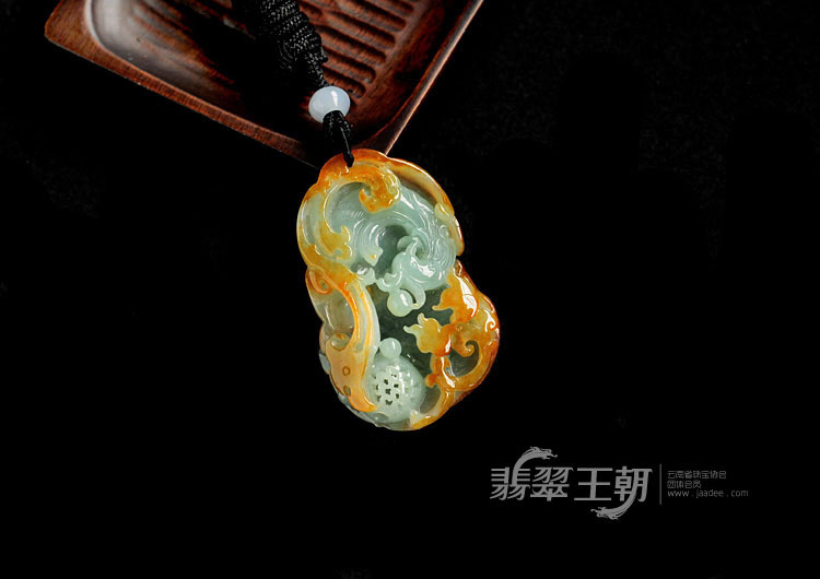 糯冰种红黄翡缅甸翡翠镂空雕龙凤呈祥挂件