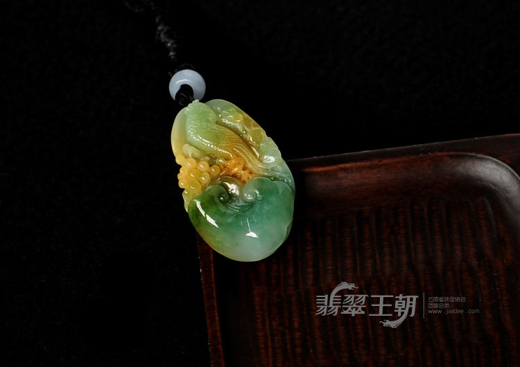 细糯种黄带绿缅甸翡翠英明神武挂件