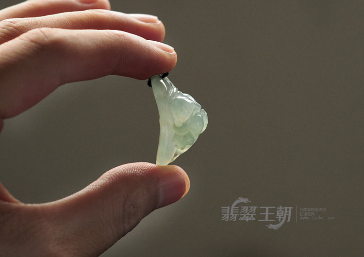 冰种晴水缅甸翡翠灵猴献寿挂件