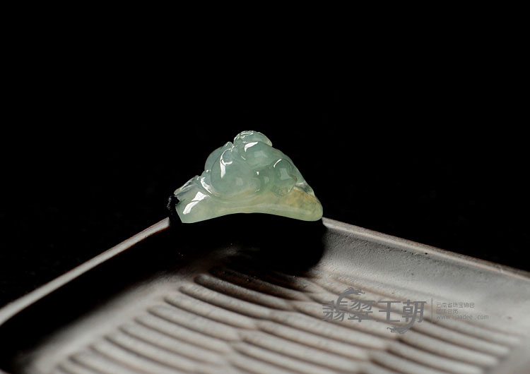 冰种晴水缅甸翡翠灵猴献寿挂件