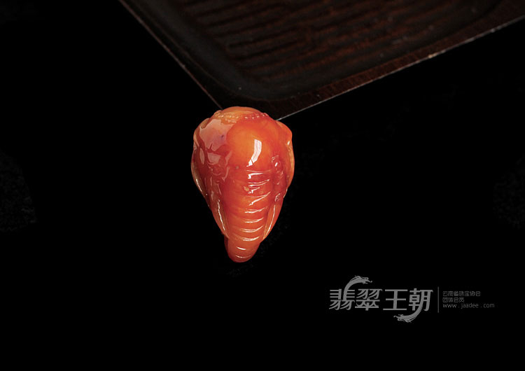 糯冰种红翡缅甸翡翠吉象挂件