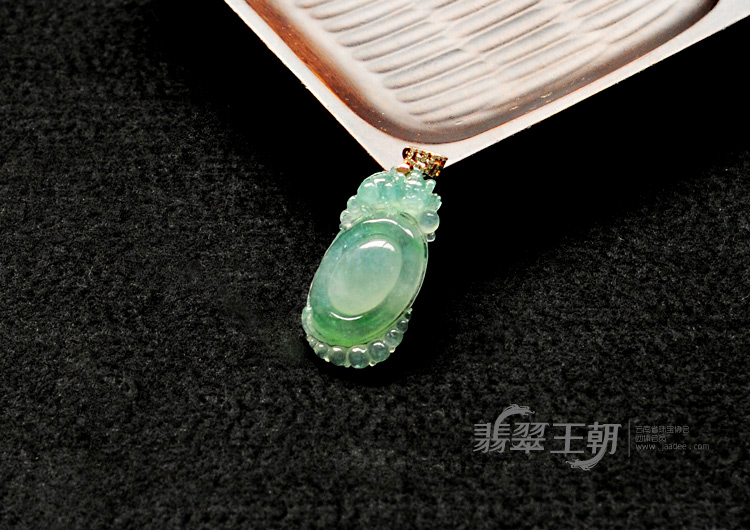 冰种飘翠缅甸翡翠福在眼前挂件