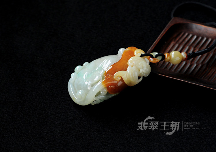 糯冰种黄翡缅甸翡翠福龙如意手玩件