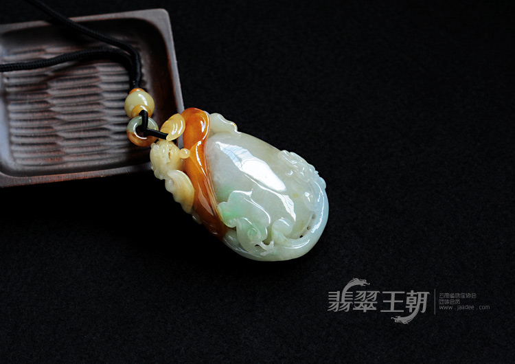 糯冰种黄翡缅甸翡翠福龙如意手玩件