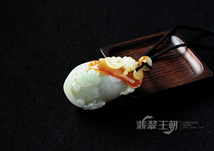 糯冰种黄翡缅甸翡翠福龙如意手玩件