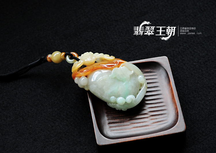 糯冰种黄翡缅甸翡翠福龙如意手玩件