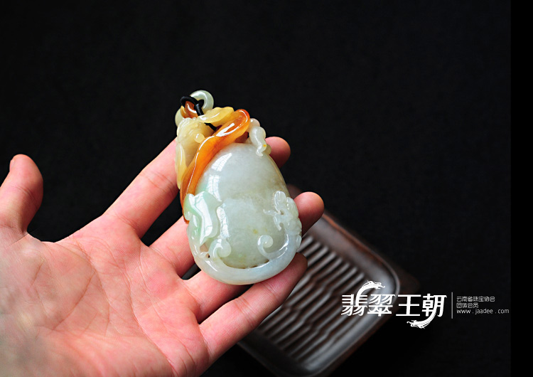 糯冰种黄翡缅甸翡翠福龙如意手玩件