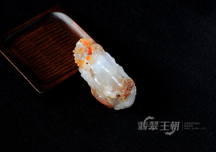 糯冰种红翡缅甸翡翠喜上眉梢手玩件