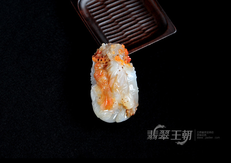 糯冰种红翡缅甸翡翠喜上眉梢手玩件