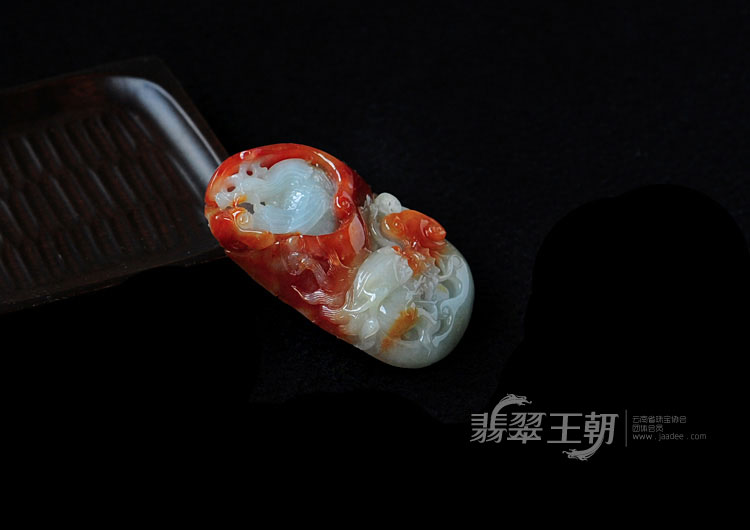 糯冰种红翡缅甸翡翠龙凤呈祥挂件