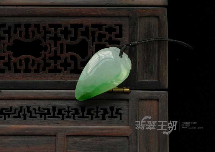 冰种翠色缅甸翡翠寿桃挂件
