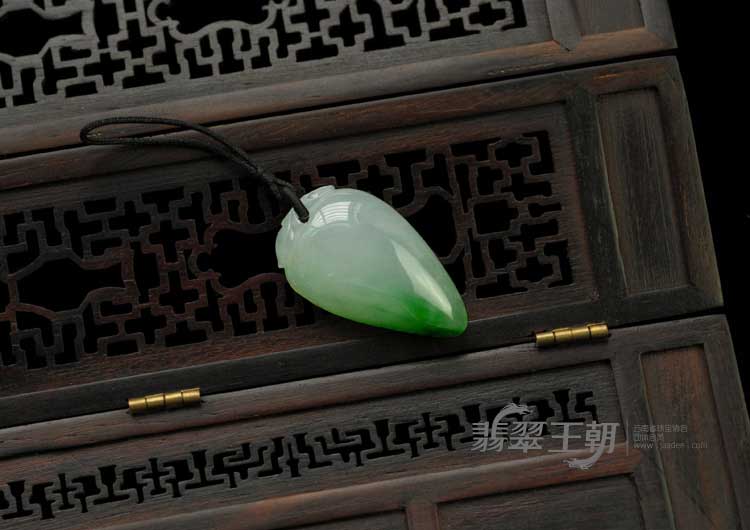 冰种翠色缅甸翡翠寿桃挂件