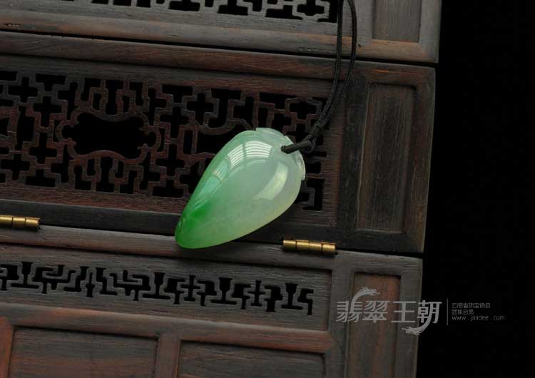 冰种翠色缅甸翡翠寿桃挂件