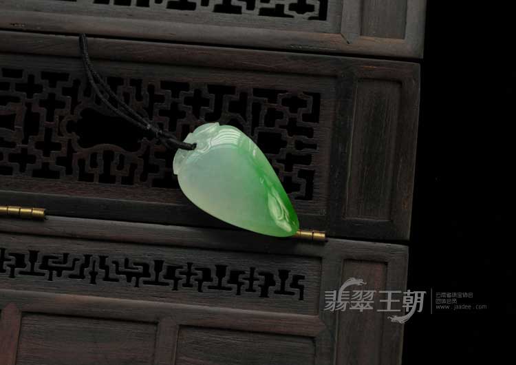 冰种翠色缅甸翡翠寿桃挂件