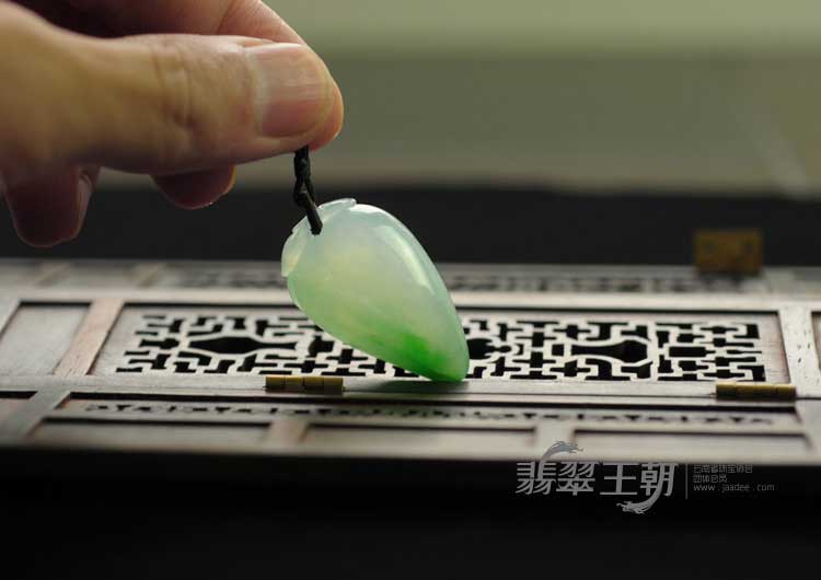 冰种翠色缅甸翡翠寿桃挂件