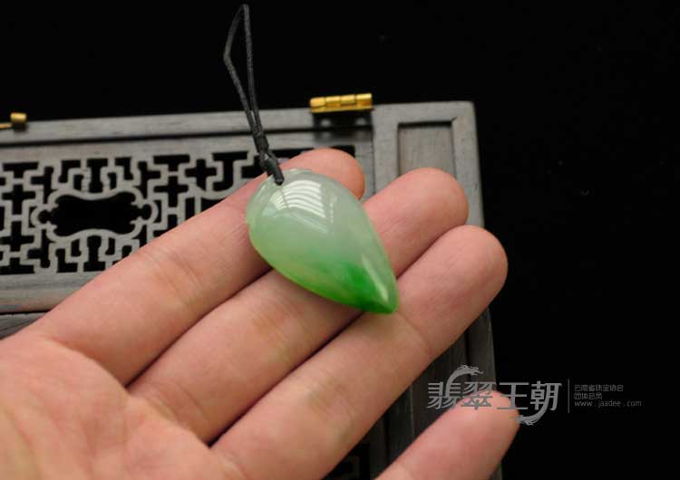 冰种翠色缅甸翡翠寿桃挂件