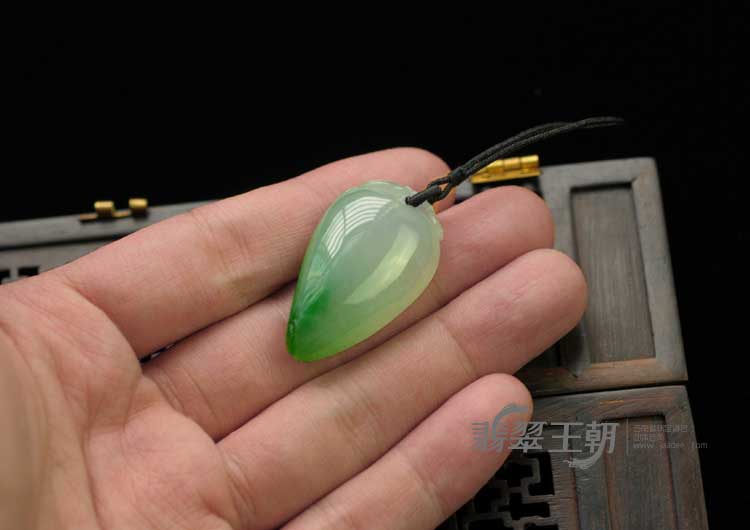 冰种翠色缅甸翡翠寿桃挂件