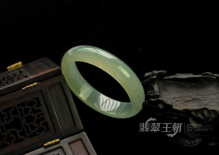 冰玻种飘花缅甸翡翠手镯（55.3mm）
