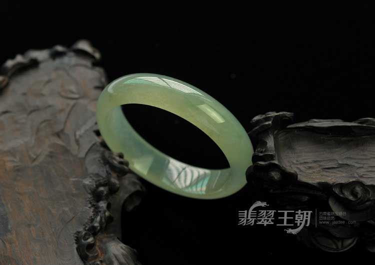 冰玻种飘花缅甸翡翠手镯（55.3mm）