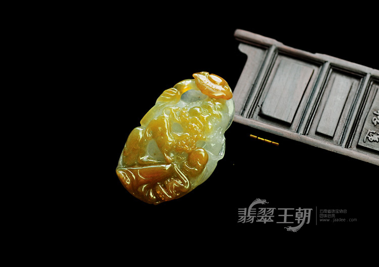 冰种黄翡缅甸翡翠达摩挂件