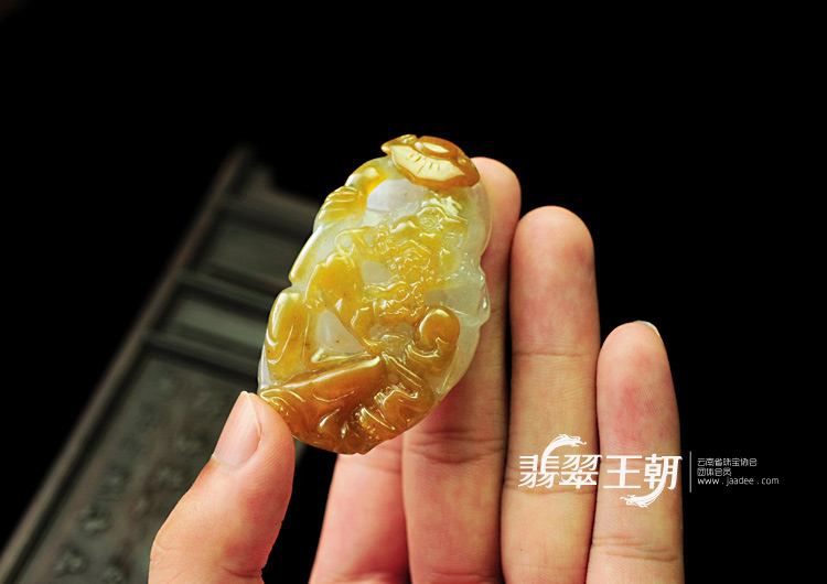 冰种黄翡缅甸翡翠达摩挂件