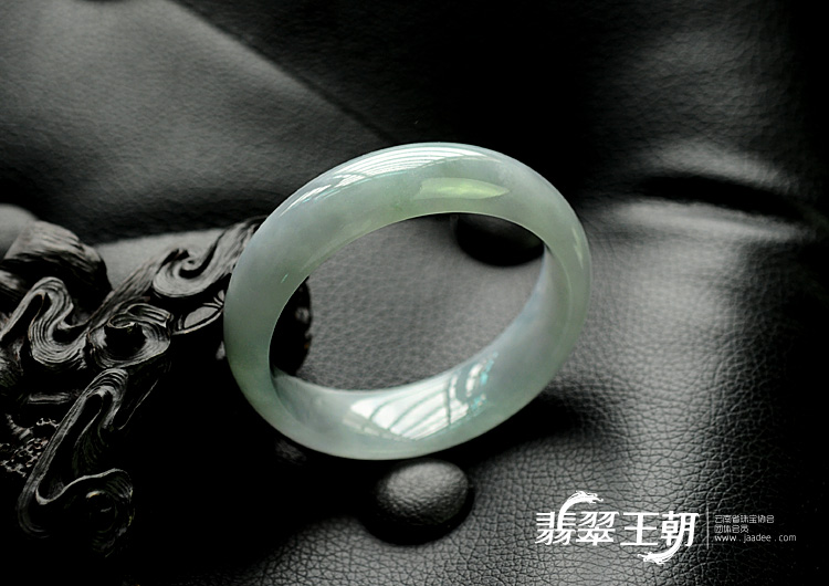 糯冰种淡晴水带紫罗兰缅甸翡翠手镯（57.3mm）