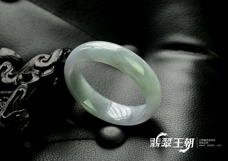 糯冰种淡晴水带紫罗兰缅甸翡翠手镯（57.3mm）