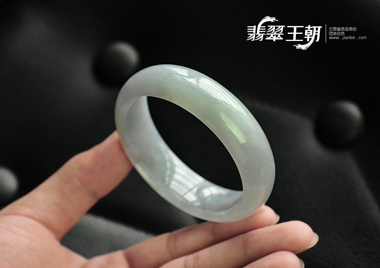 糯冰种淡晴水带紫罗兰缅甸翡翠手镯（57.3mm）
