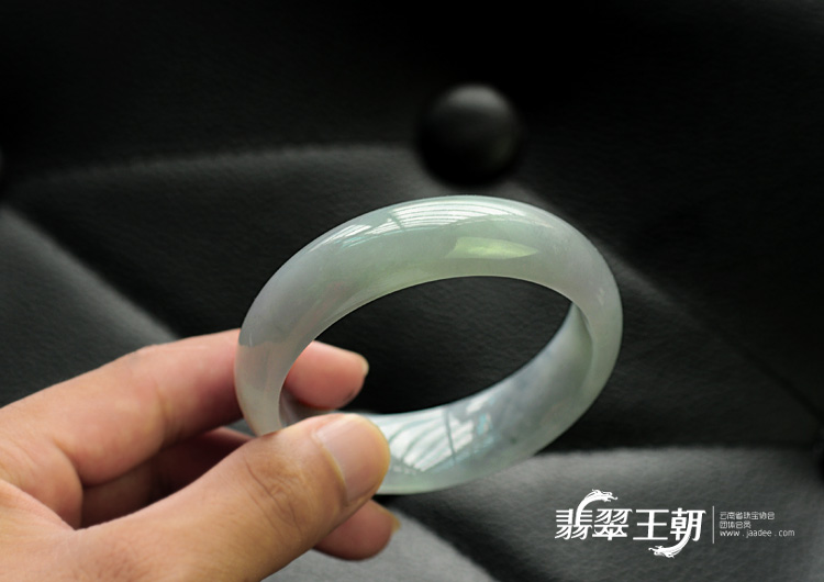 糯冰种淡晴水带紫罗兰缅甸翡翠手镯（57.3mm）