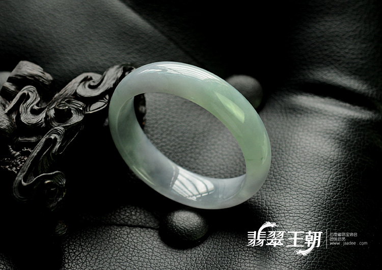 糯冰种淡晴水带紫罗兰缅甸翡翠手镯（57.2mm）