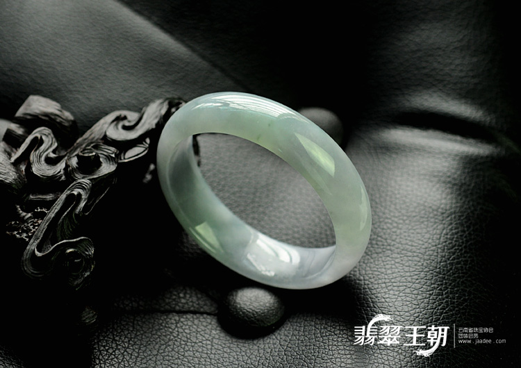 糯冰种淡晴水带紫罗兰缅甸翡翠手镯（57.2mm）