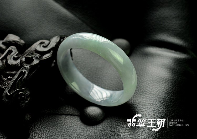 糯冰种淡晴水带紫罗兰缅甸翡翠手镯（57.2mm）