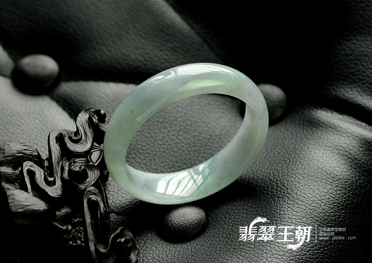 糯冰种淡晴水带紫罗兰缅甸翡翠手镯（57.2mm）