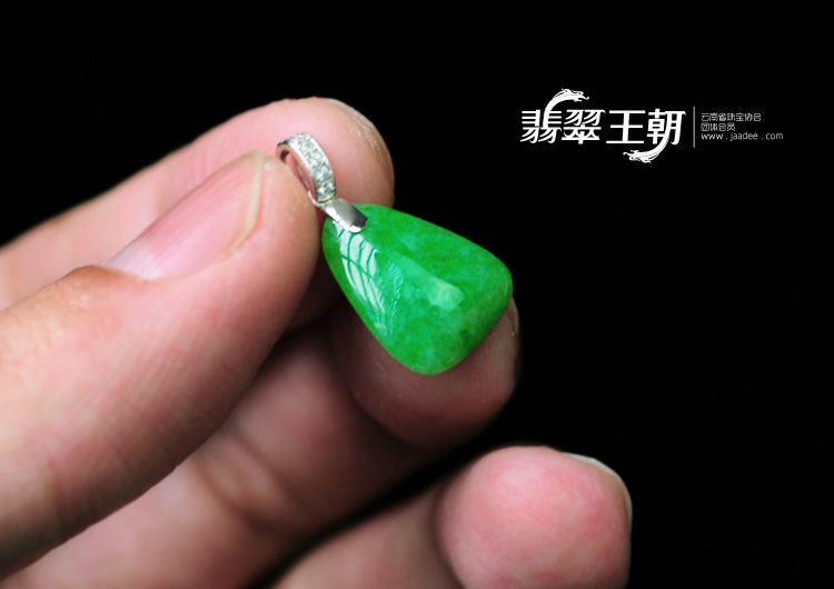 糯冰种瓜青绿满绿缅甸翡翠三角形胸坠