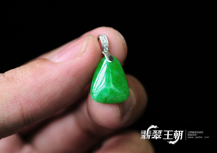糯冰种瓜青绿满绿缅甸翡翠三角形胸坠