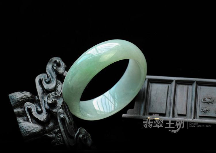 糯冰种晴水缅甸翡翠手镯（58.5mm）