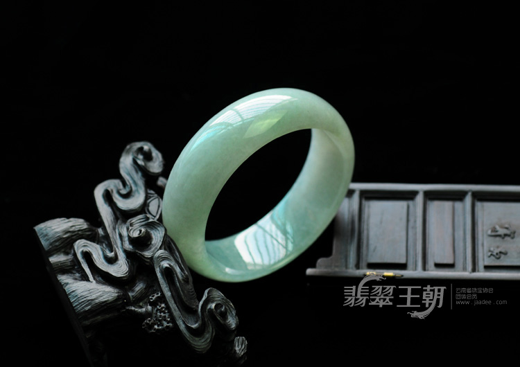 糯冰种晴水缅甸翡翠手镯（58.5mm）