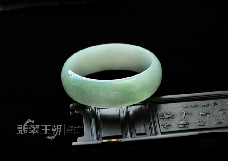 糯冰种晴水缅甸翡翠手镯（58.5mm）