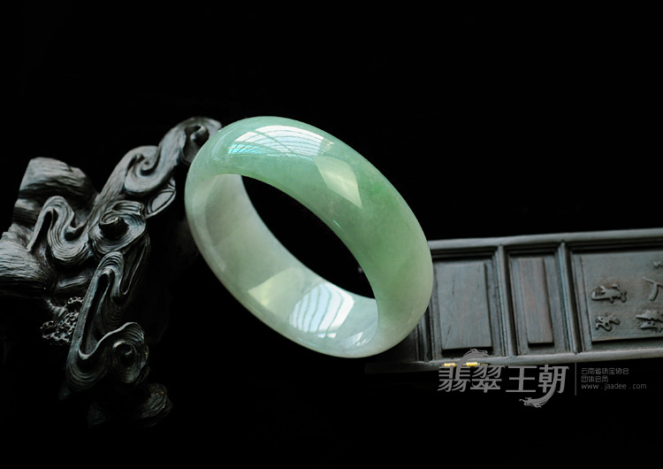 糯冰种晴水缅甸翡翠手镯（58.5mm）