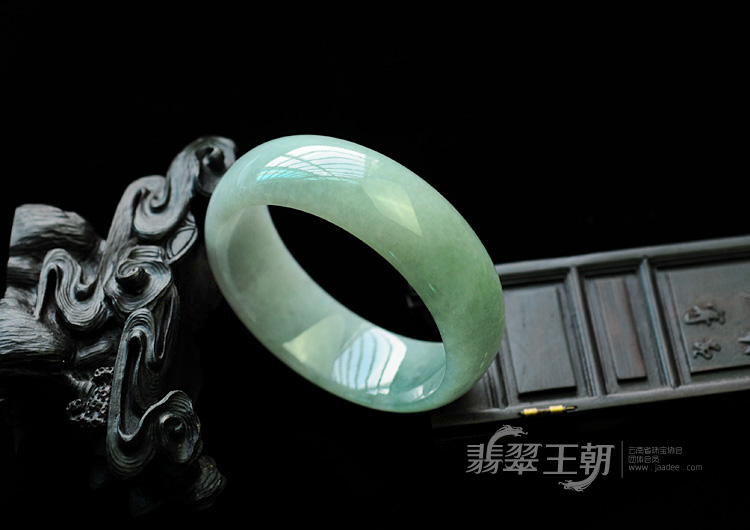 糯冰种晴水缅甸翡翠手镯（58.5mm）