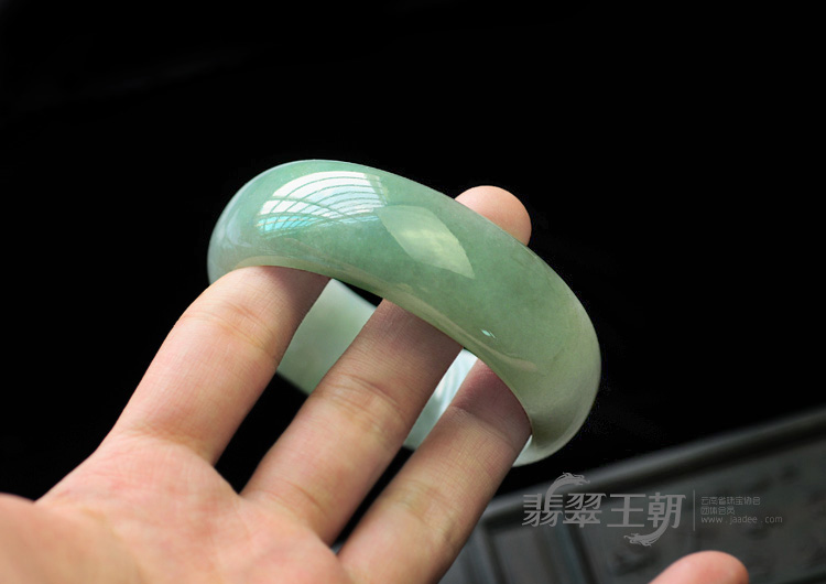 糯冰种晴水缅甸翡翠手镯（58.5mm）