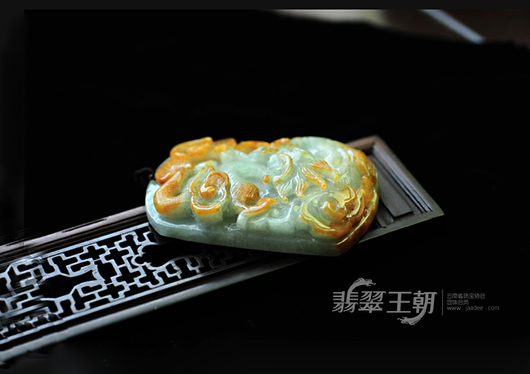 糯冰种晴水黄翡缅甸翡翠龙牌挂件