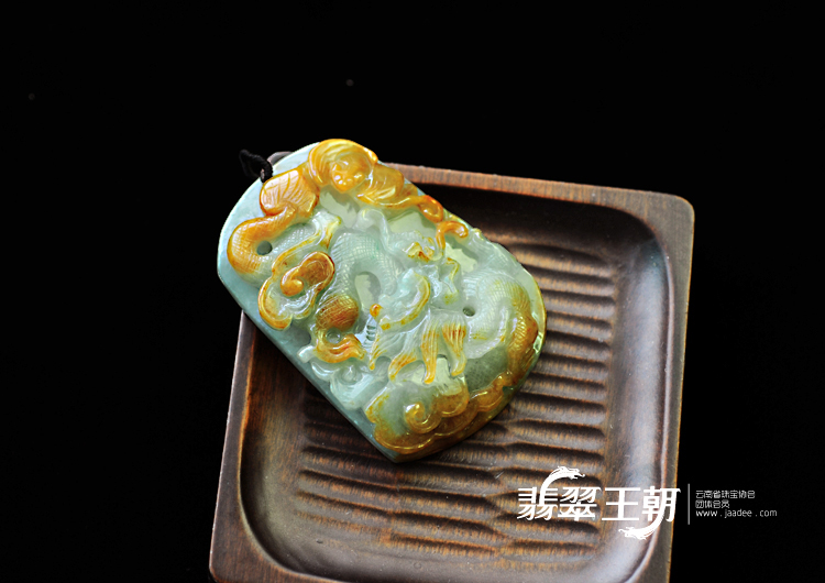 糯冰种晴水黄翡缅甸翡翠龙牌挂件