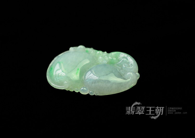糯冰种翠色缅甸翡翠福在眼前挂件