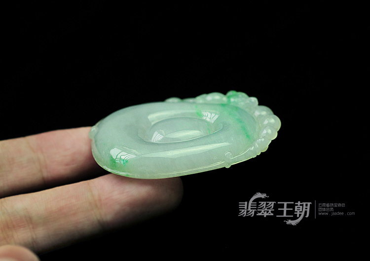 糯冰种翠色缅甸翡翠福在眼前挂件