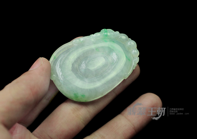糯冰种翠色缅甸翡翠福在眼前挂件