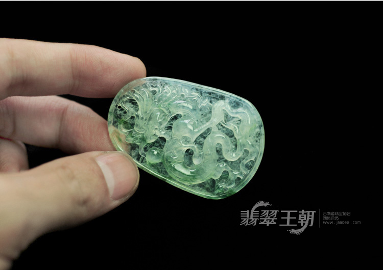 冰种飘花缅甸翡翠龙牌挂件